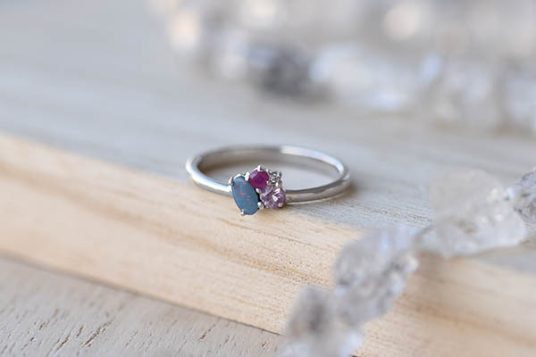 Zlatý cluster prsteň s opálom, rubínom, zafírom a diamantom Jayla