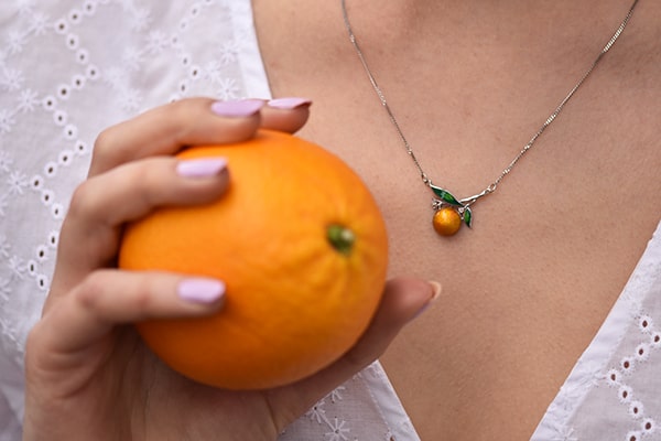 Strieborný diamantový náhrdelník s pomarančom