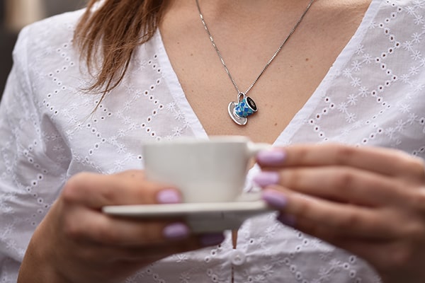 Strieborný náhrdelník so šálkou kávy