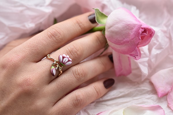 Zlatý kvetinový prsteň
