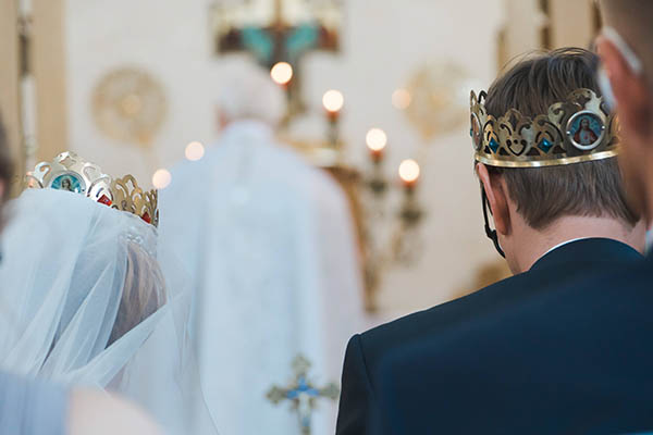 Ženích a nevesta v kostole