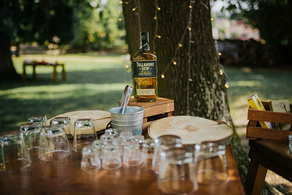 Záhradná svadobná party s fľašou whisky