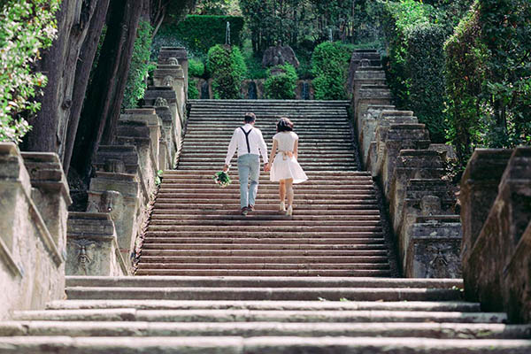 Ženích a nevesta kráčajú po schodoch