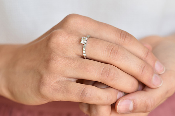 Prsteň s veľmi svetlým fancy diamantom