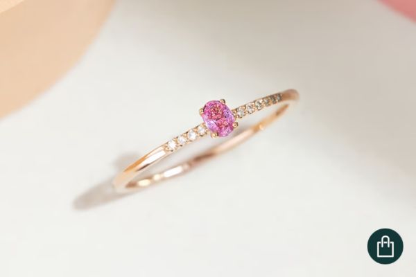 Zlatý zásnubný prsteň s ružovým zafírom a lab-grown diamantmi