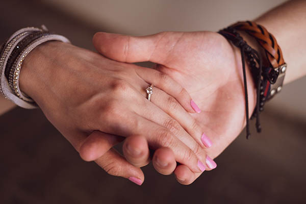 Fotka zásnubného prsteňa na ruke snúbenice