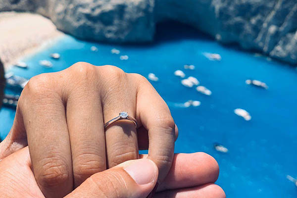 Fotka prsteňa na prste snúbenice pri mori