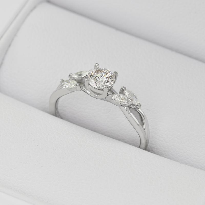 Zásnubný prsteň s moissanitom a marquise diamantmi Fera 100460