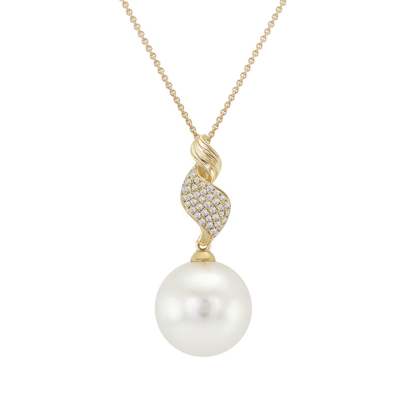 Biela perla v zlatom náhrdelníku