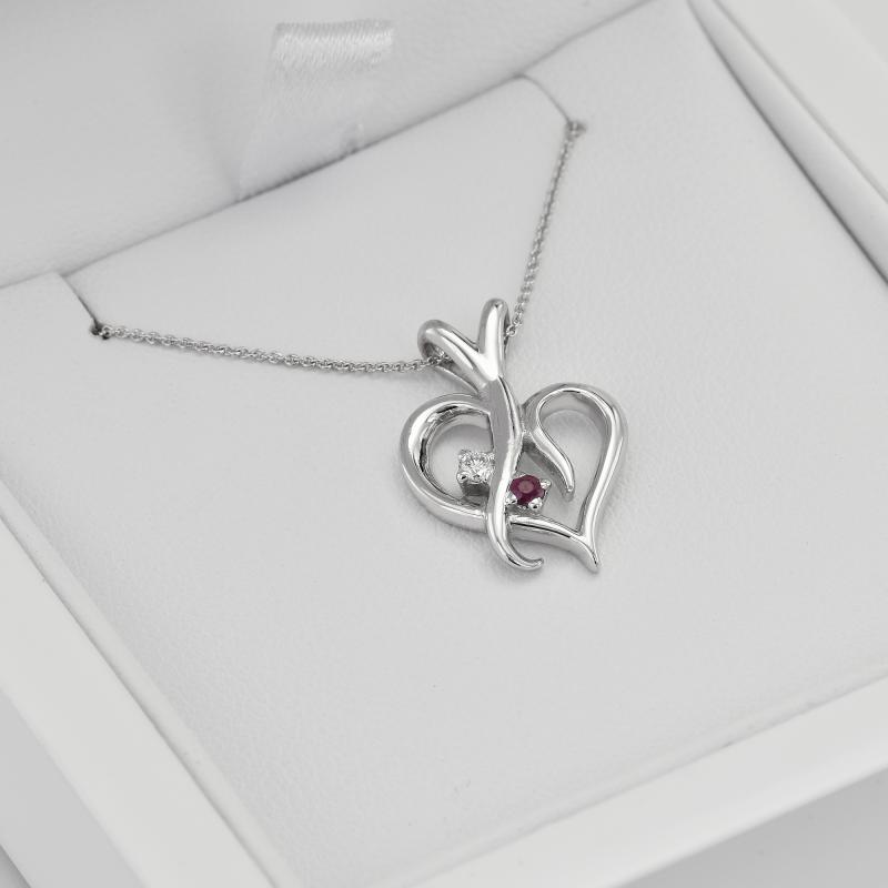Strieborný prívesok v tvare srdca s rubínom a diamantom Elyzza 103310