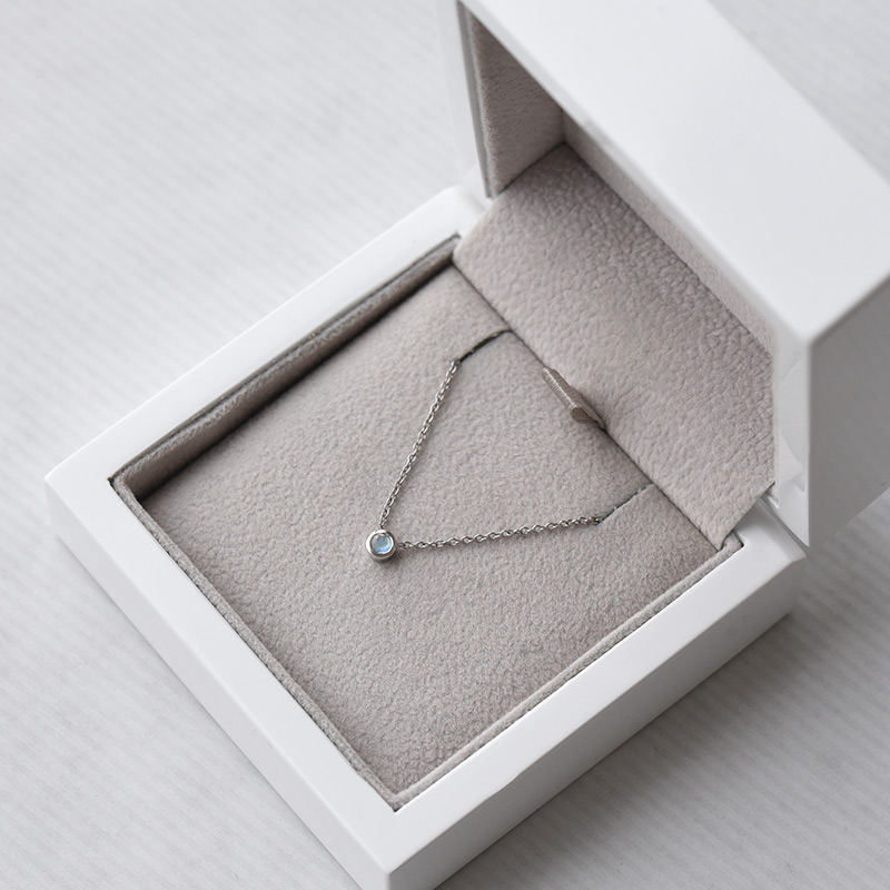 Strieborný minimalistický náhrdelník s mesačným kameňom Vieny 103710