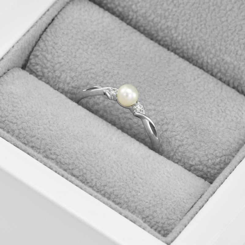 Strieborný elegantný perlový prsteň s lab-grown diamantmi Carmen 104450