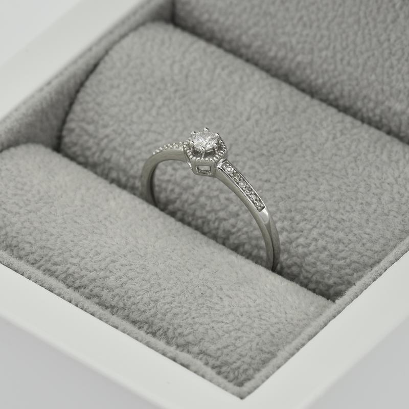 Strieborný prsteň s postrannými lab-grown diamantmi Kelote 104630