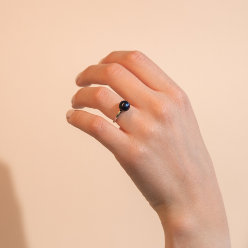 Strieborný prsteň s čiernou perlou Clare 104670