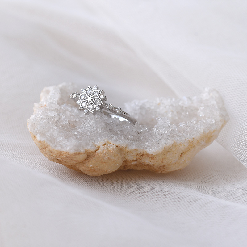 Strieborný prsteň s lab-grown diamantovou hviezdou Macias 104720