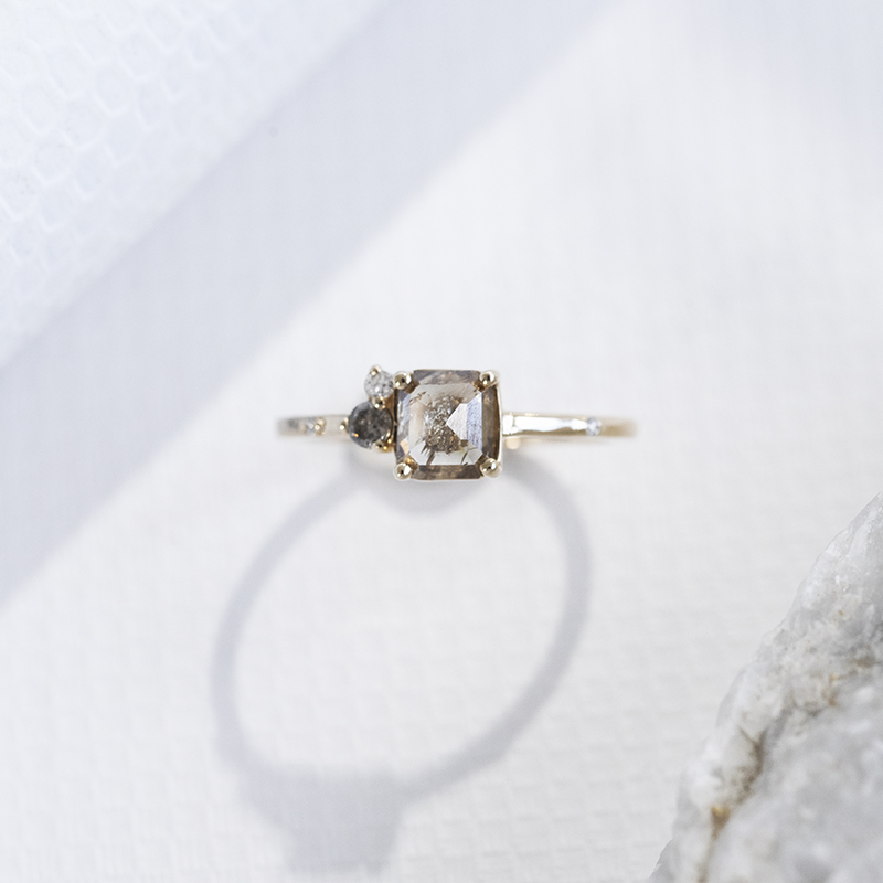 Zlatý prsteň so salt and pepper diamantom a lab-grown diamantmi Kristie 109880