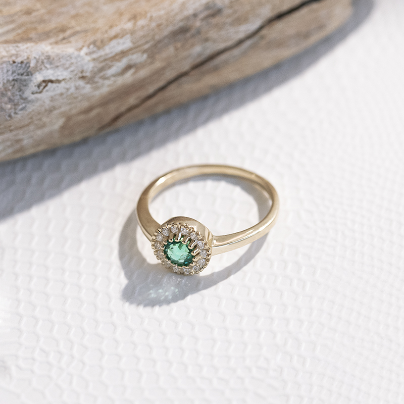 Zlatý halo prsteň so smaragdom obklopeným diamantmi Vale 111600