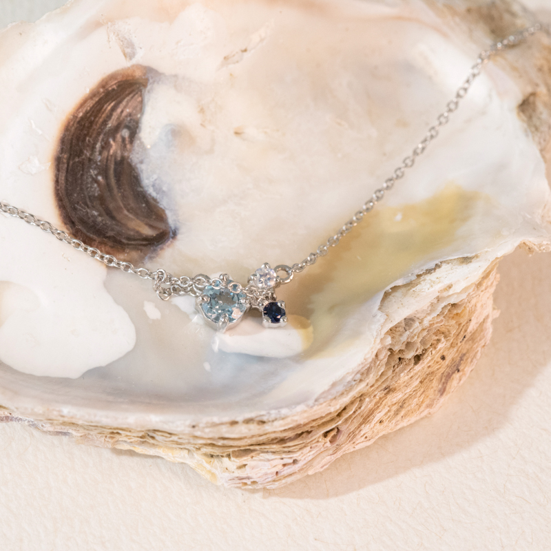 Strieborný cluster náhrdelník s akvamarínom, zafírom, mesačným kameňom a diamantom M 116150