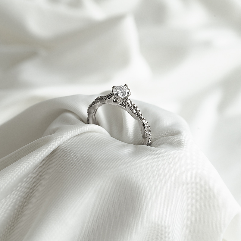 Diamantový zásnubný prsteň s prepletanou obrúčkou Meera 121910