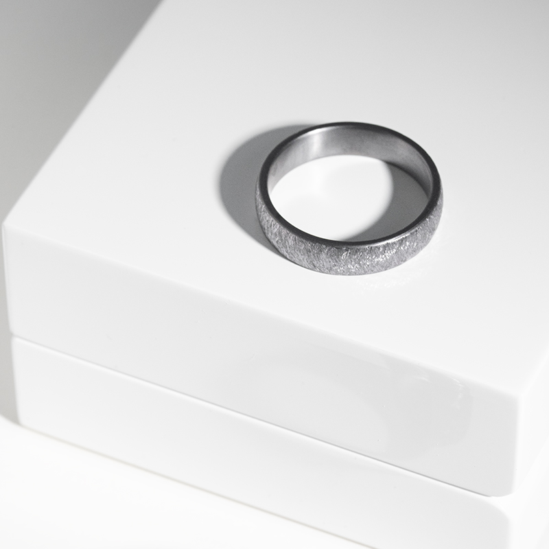 Škrabané snubné prstene z tantalu s diamantmi Nell 123740