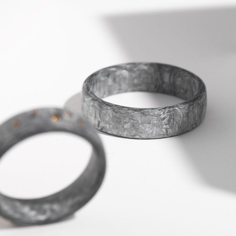 Mierne zaoblené snubné prstene z karbónu s koňakovými diamantmi Torres 124220