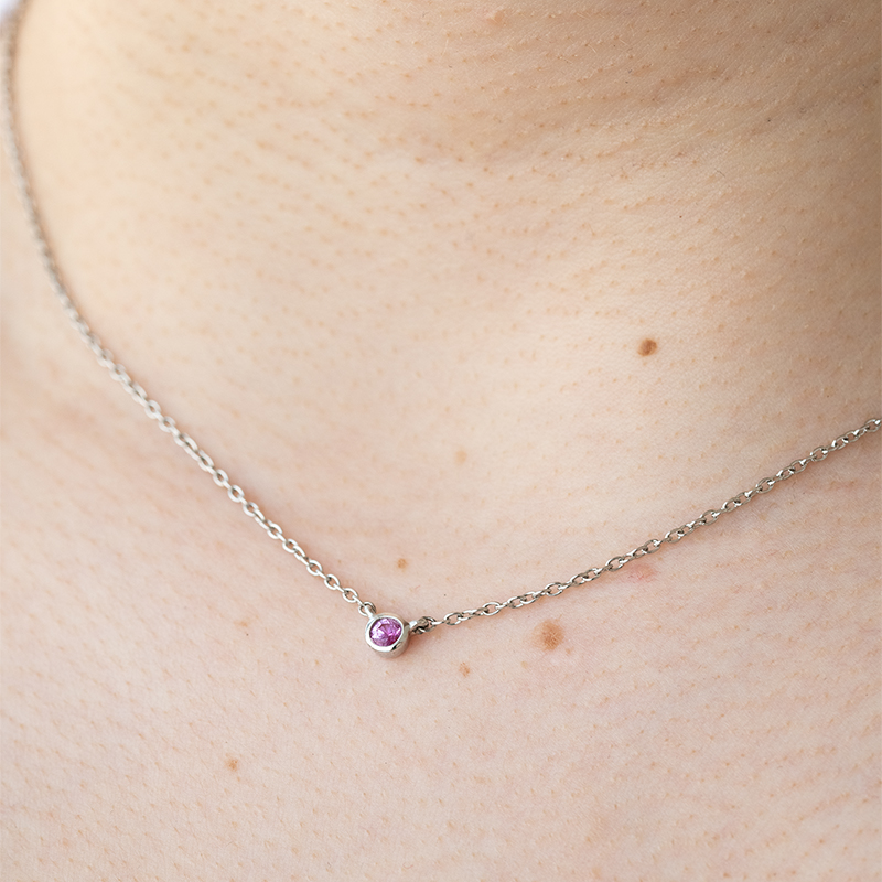 Strieborný minimalistický náhrdelník s ružovým zafírom Vieny 125150