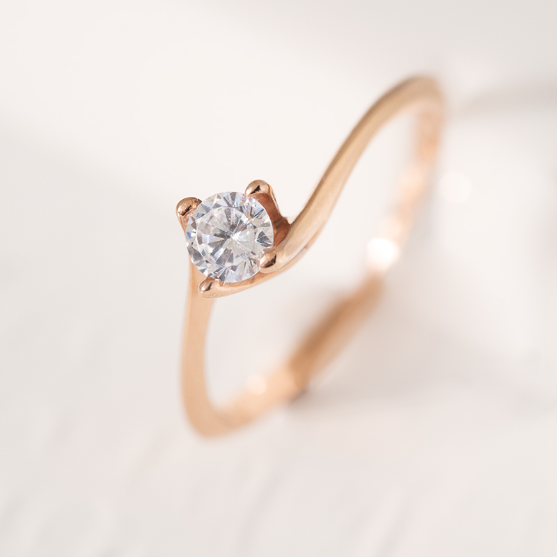 Zlatý zásnubný prsteň s moissanitom Hariti 125210