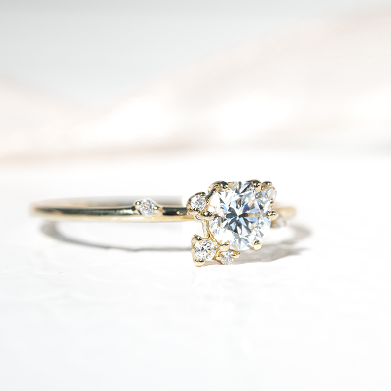 Zlatý cluster zásnubný prsteň s 0.41 ct IGI certifikovaným lab-grown diamantom Shirin 127230