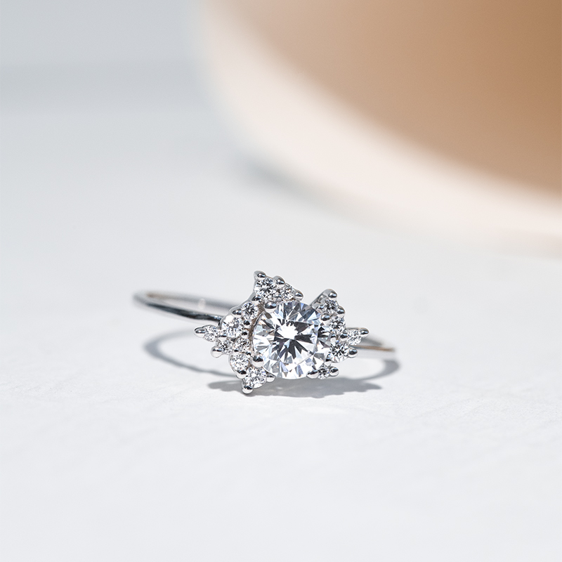 Atypický cluster zásnubný prsteň s diamantmi Loreine 128180