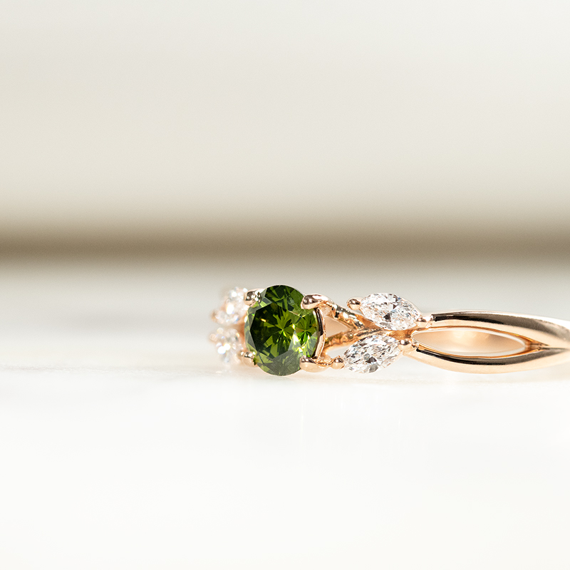Zásnubný prsteň so zeleným diamantom a marquise lab-grown diamantmi Fera 132420