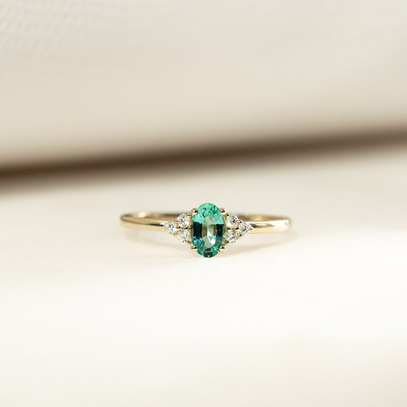 Zásnubný prsteň so smaragdom a diamantmi Kylie 132700