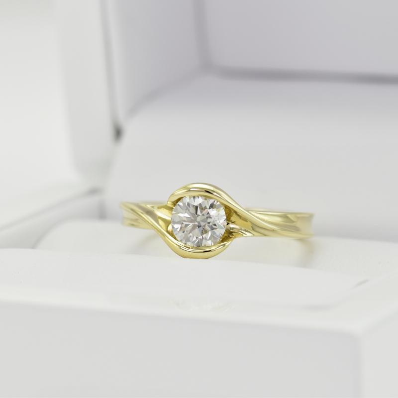 Zlatý moissanitový prsteň 22120