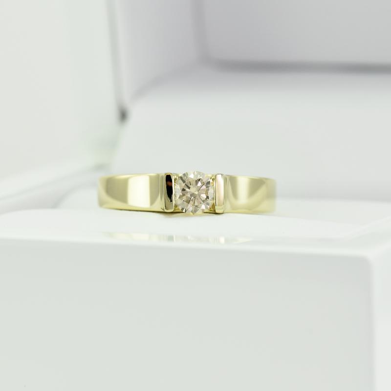 Zlatý prsteň s moissanitom 22160