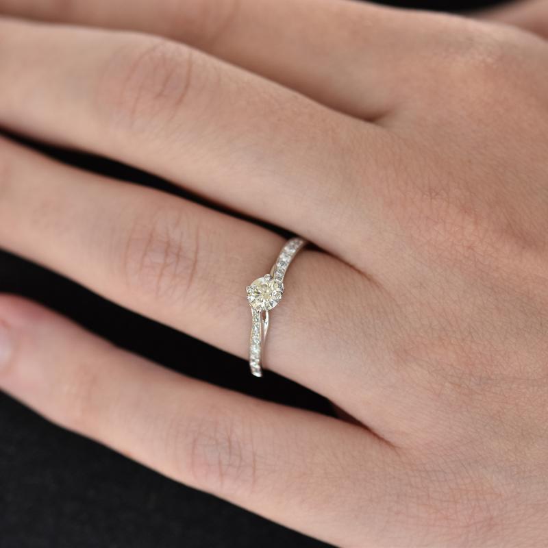 Platinový zásnubný prsteň s diamantmi Lola 23080