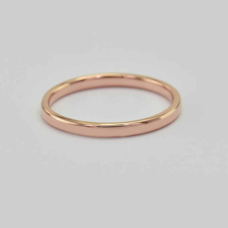 Komfortné pánsky snubný prsteň z ružového zlata s lesklým povrchom 31340