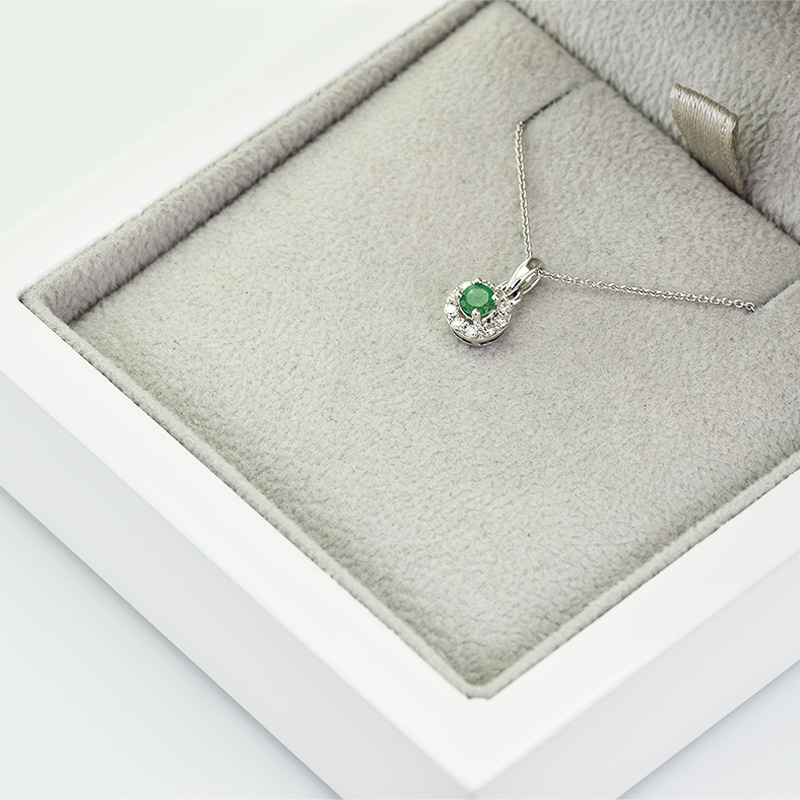 Smaragdový halo náhrdelník s diamantmi Richelle 41690
