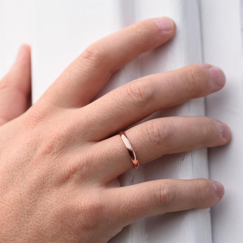 Komfortné pánsky snubný prsteň z ružového zlata s lesklým povrchom 47700