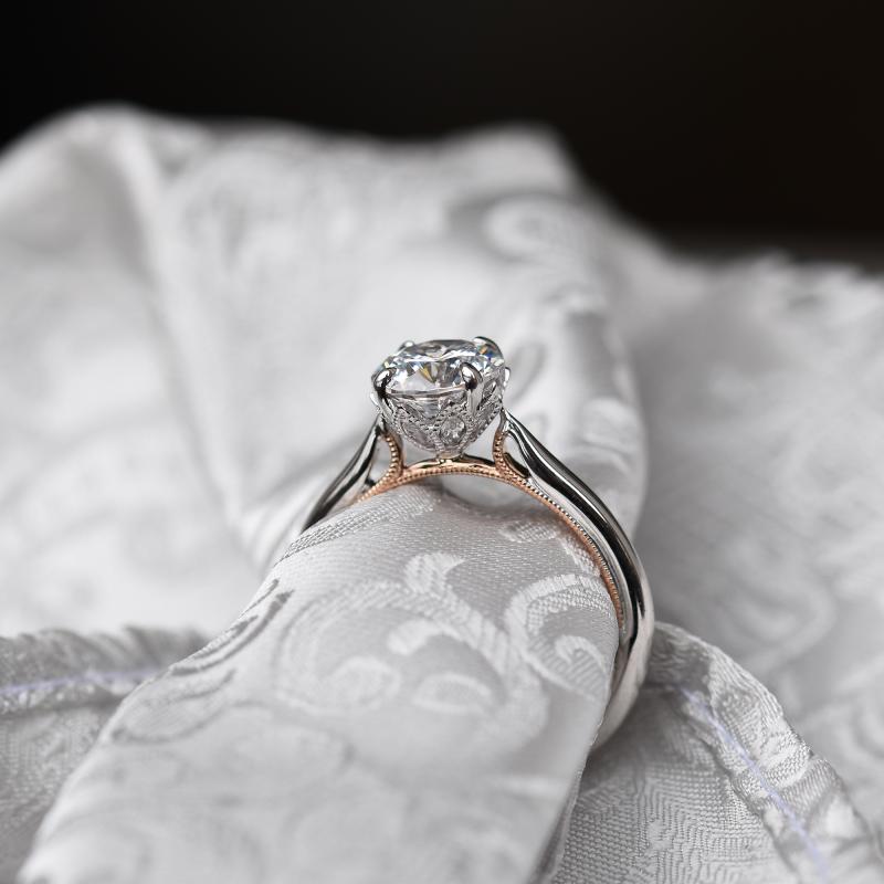Zásnubný prsteň s postrannými diamantmi zo zlata 48090