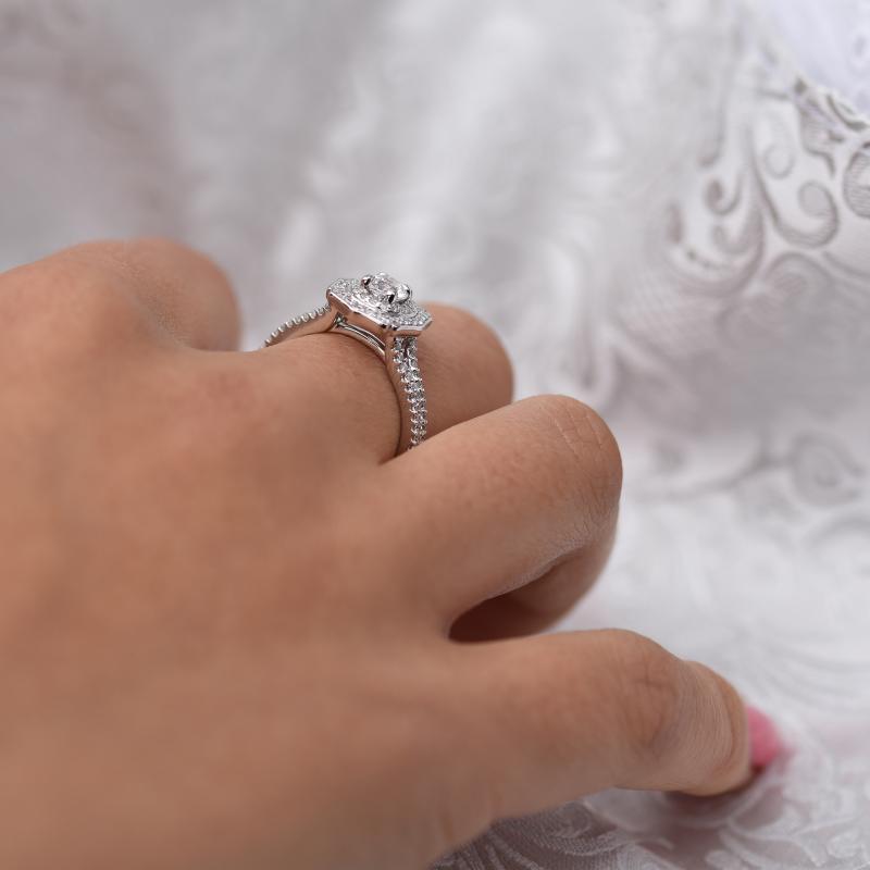Diamantový zásnubný prsteň v halo štýle 48180