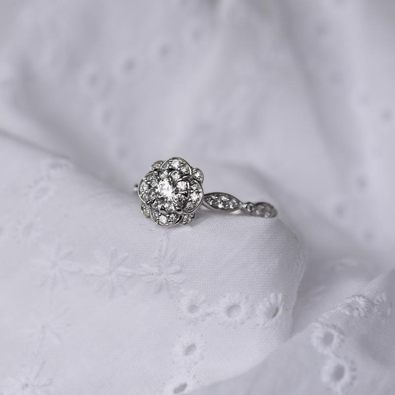 Zásnubný zlatý prsteň s kvetom z diamantov 48250