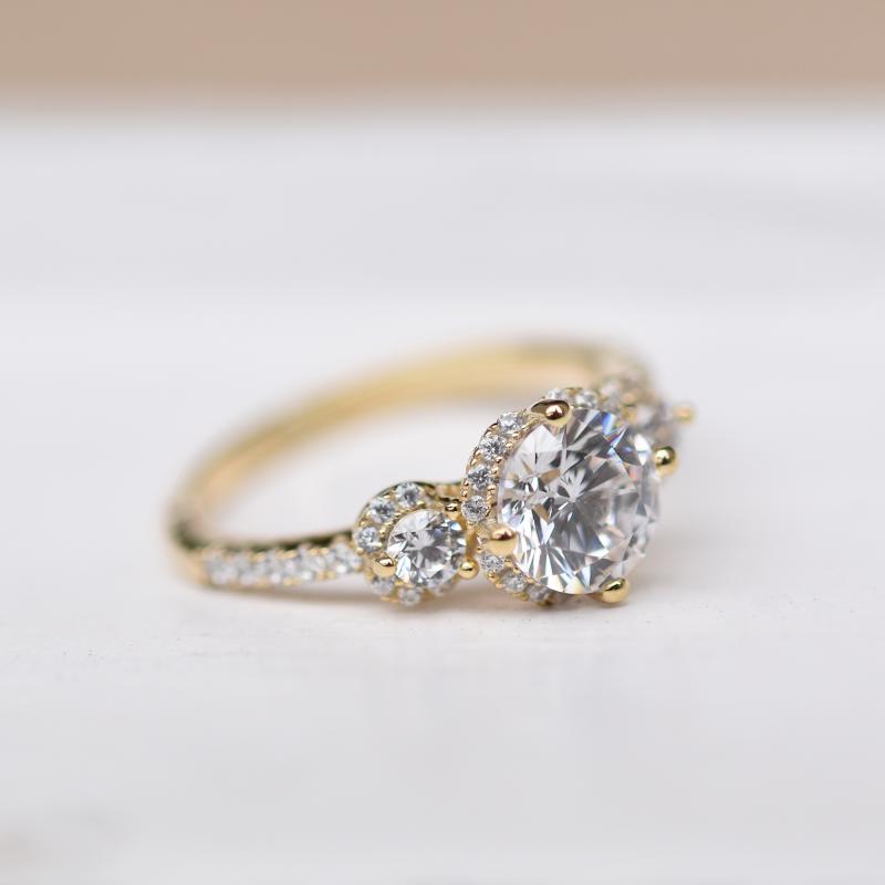 Zlatý zásnubný prsteň s diamantmi a moissanitmi 48740