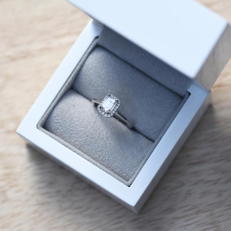 Zásnubný prsteň s diamantom 49480