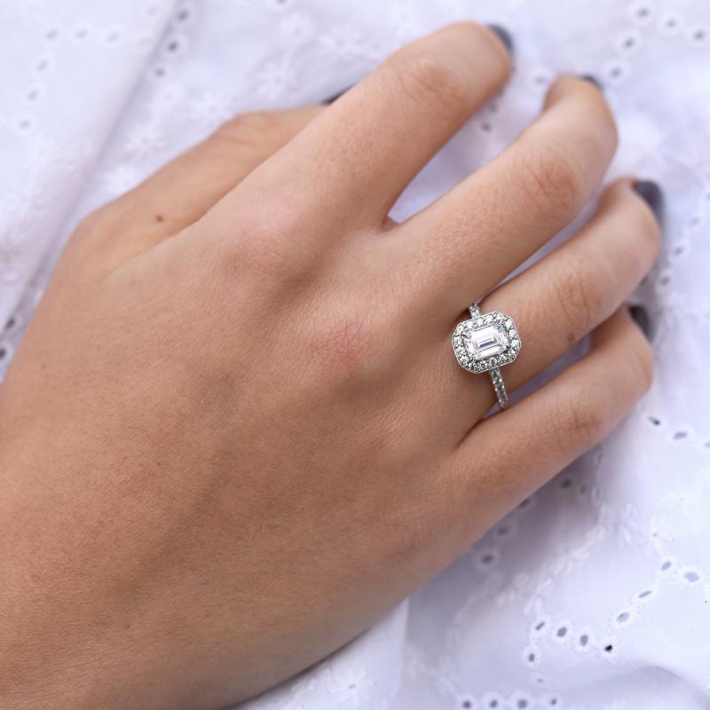 Zásnubný prsteň s emerald diamantom a postrannými diamantmi 49620