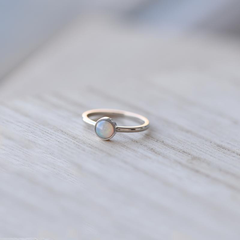 Zlatý minimalistický prsteň s bielym opálom 52390