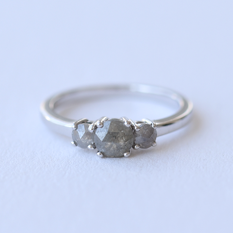 Zásnubný prsteň s tromi salt and pepper diamantmi 61260