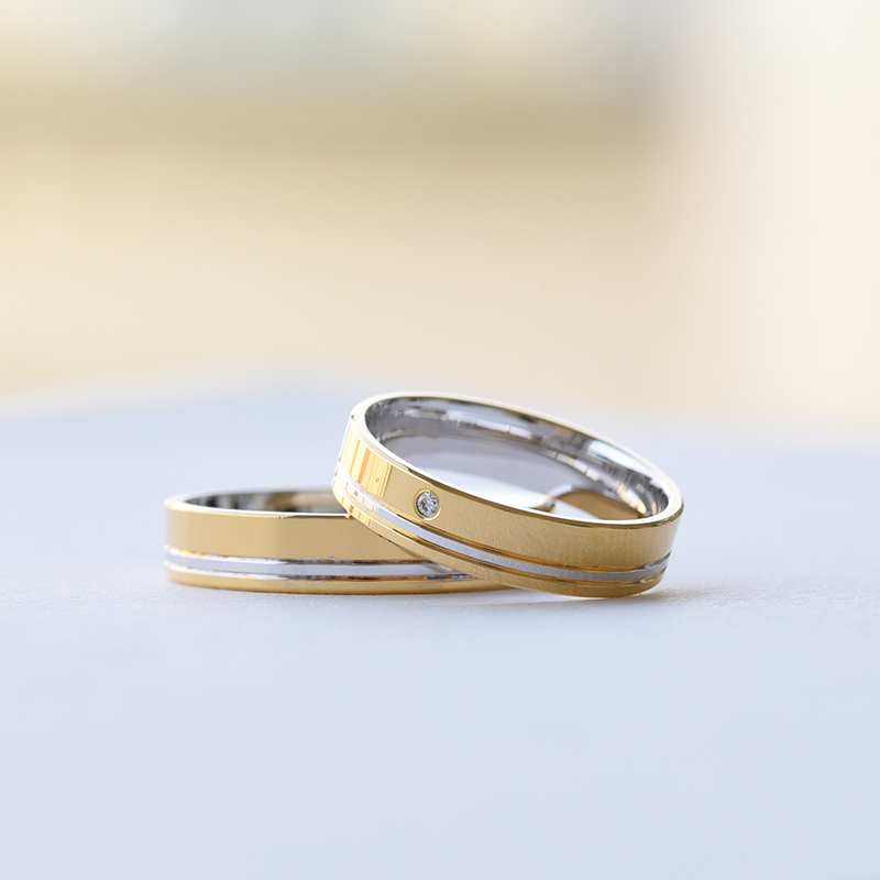 Dvojfarebné snubné prstene s pruhom a diamantom 61490