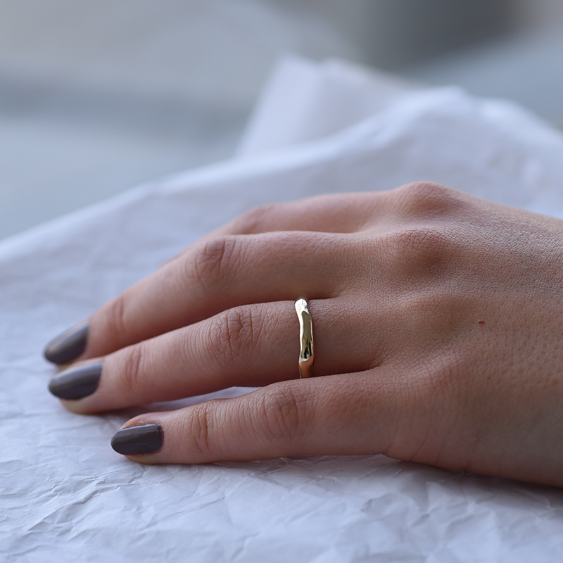 Nepravidelný zlatý dámsky snubný prsteň 62560