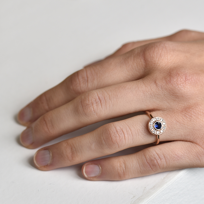 Zásnubný diamantový prsteň v halo štýle s modrým zafírom 63660