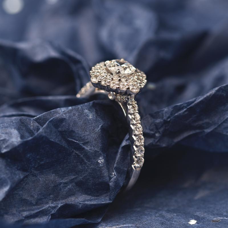 Zlatý diamantový prsteň v halo štýle 