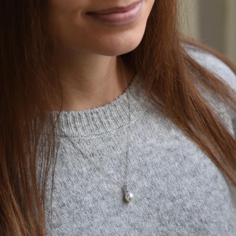 Strieborný perlový náhrdelník s diamantmi 70040